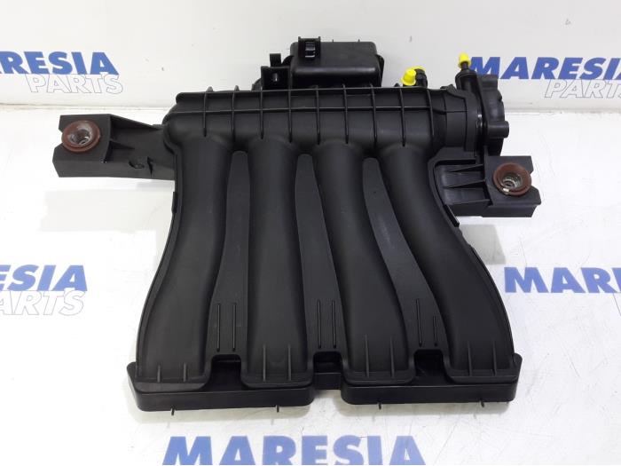 Używane Kolektor dolotowy Renault Laguna III (BT) 2.0 16V Cena € 100,00 Procedura marży oferowane przez Maresia Parts