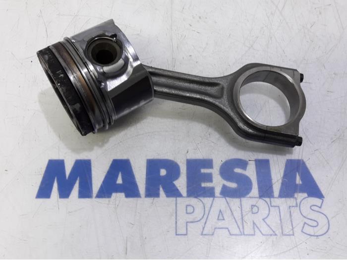 Usados Pistón Citroen C5 III Tourer (RW) 1.6 HDiF 16V Precio € 75,00 Norma de margen ofrecido por Maresia Parts