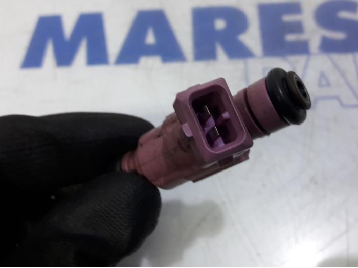 Injector (petrol injection) from a Fiat Bravo (198A) 1.4 16V 2008