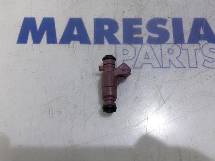 Injector (petrol injection) from a Fiat Bravo (198A) 1.4 16V 2008
