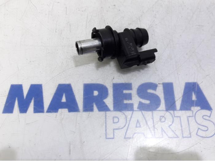 PCV valve from a Peugeot 208 I (CA/CC/CK/CL) 1.6 Blue HDi 100 2015