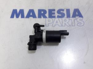 Used Windscreen washer pump Renault Grand Scénic III (JZ) 1.5 dCi 110 Price € 10,00 Margin scheme offered by Maresia Parts