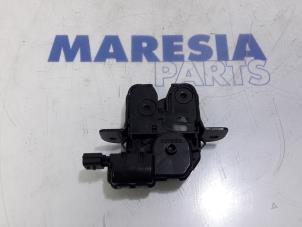 Używane Mechanizm zamka tylnej klapy Renault Grand Scénic III (JZ) 1.5 dCi 110 Cena € 14,95 Procedura marży oferowane przez Maresia Parts