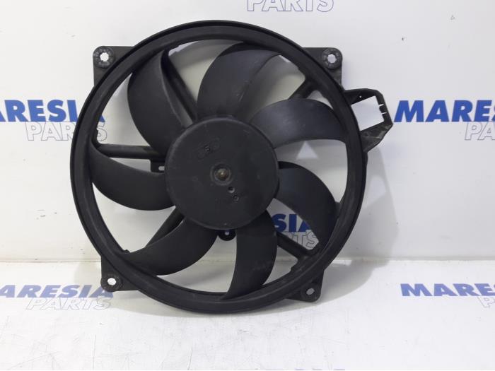 Używane Silnik wentylatora Renault Grand Scénic III (JZ) 1.5 dCi 110 Cena € 50,00 Procedura marży oferowane przez Maresia Parts