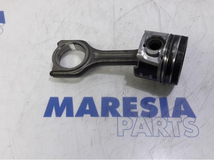 Usados Pistón Peugeot 5008 I (0A/0E) 1.6 HDiF 16V Precio € 50,00 Norma de margen ofrecido por Maresia Parts