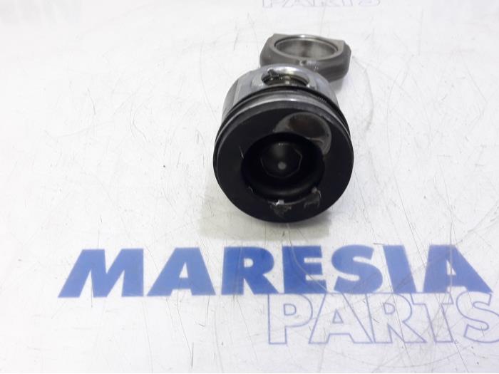 Piston from a Peugeot 5008 I (0A/0E) 1.6 HDiF 16V 2011