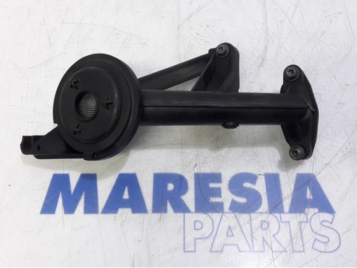 Używane Pompa oleju Peugeot 5008 I (0A/0E) 1.6 HDiF 16V Cena € 20,00 Procedura marży oferowane przez Maresia Parts