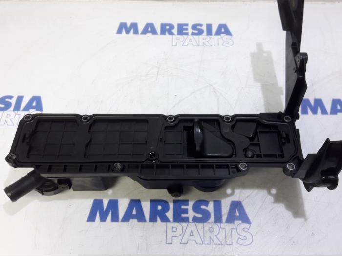 Rocker cover from a Peugeot 5008 I (0A/0E) 1.6 HDiF 16V 2011