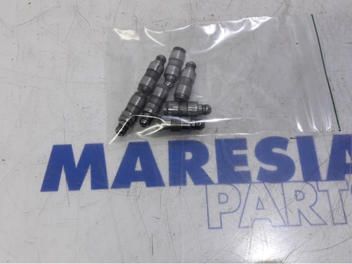 Gebrauchte Ventilstößel Peugeot 5008 I (0A/0E) 1.6 HDiF 16V Preis € 30,00 Margenregelung angeboten von Maresia Parts