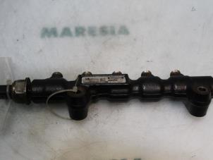 Used Fuel injector nozzle Peugeot 407 SW (6E) 1.6 HDiF 16V Price € 30,00 Margin scheme offered by Maresia Parts