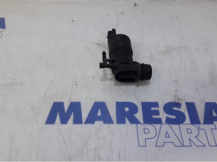Windscreen washer pump from a Renault Master IV (MA/MB/MC/MD/MH/MF/MG/MH) 2.3 dCi 135 16V FWD 2015