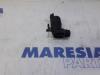 Windscreen washer pump from a Renault Master IV (MA/MB/MC/MD/MH/MF/MG/MH) 2.3 dCi 135 16V FWD 2015