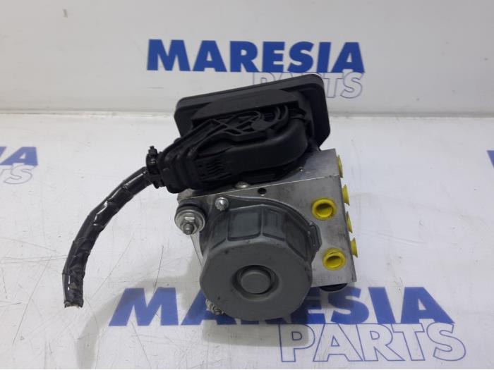 Used ABS pump Renault Clio IV (5R) 0.9 Energy TCE 90 12V Price € 35,00 Margin scheme offered by Maresia Parts
