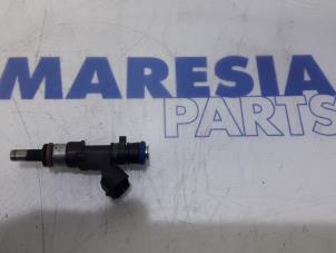 Używane Wtryskiwacz (wtrysk benzyny) Renault Clio IV (5R) 0.9 Energy TCE 90 12V Cena € 25,00 Procedura marży oferowane przez Maresia Parts
