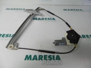 Używane Mechanizm szyby lewej przedniej wersja 2-drzwiowa Peugeot 307 (3A/C/D) 1.4 Cena € 50,00 Procedura marży oferowane przez Maresia Parts