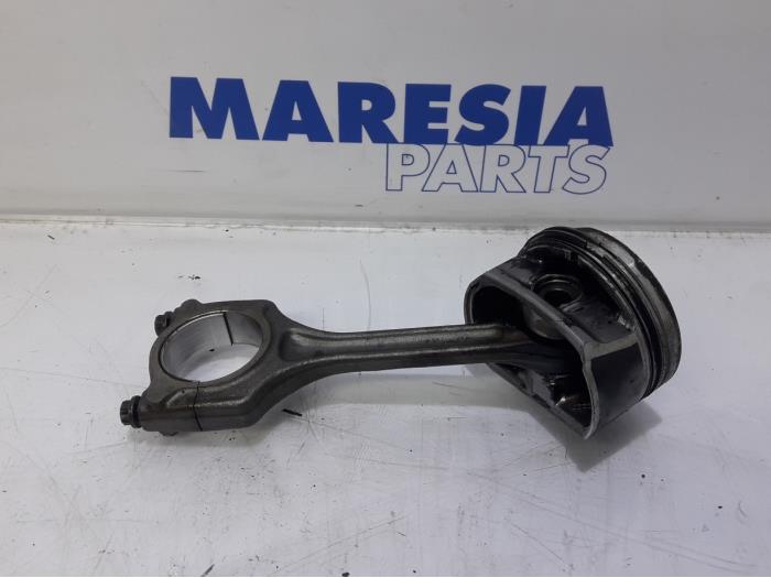 Usados Pistón Peugeot 207 SW (WE/WU) 1.4 16V Vti Precio € 60,00 Norma de margen ofrecido por Maresia Parts