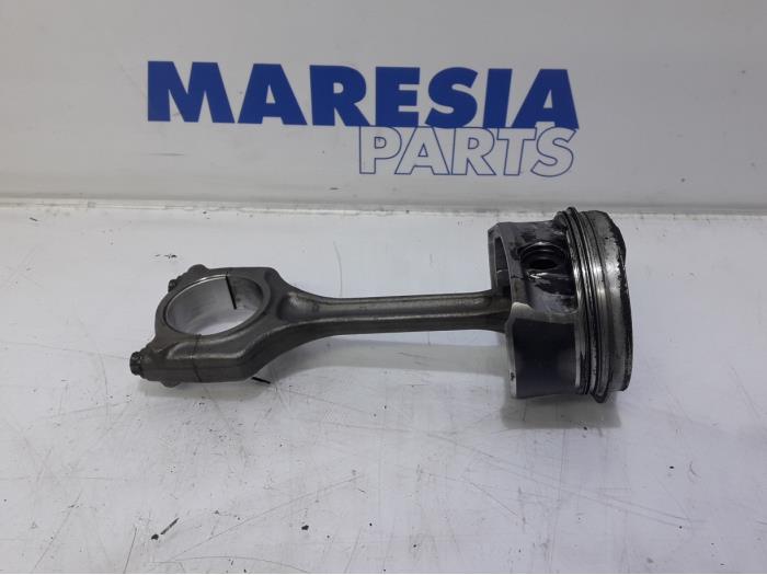 Usados Pistón Peugeot 207 SW (WE/WU) 1.4 16V Vti Precio € 60,00 Norma de margen ofrecido por Maresia Parts