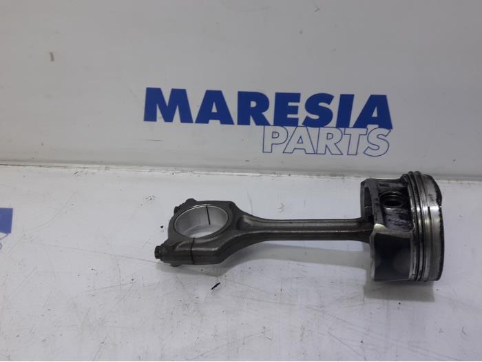 Usados Pistón Peugeot 207 SW (WE/WU) 1.4 16V Vti Precio € 60,00 Norma de margen ofrecido por Maresia Parts
