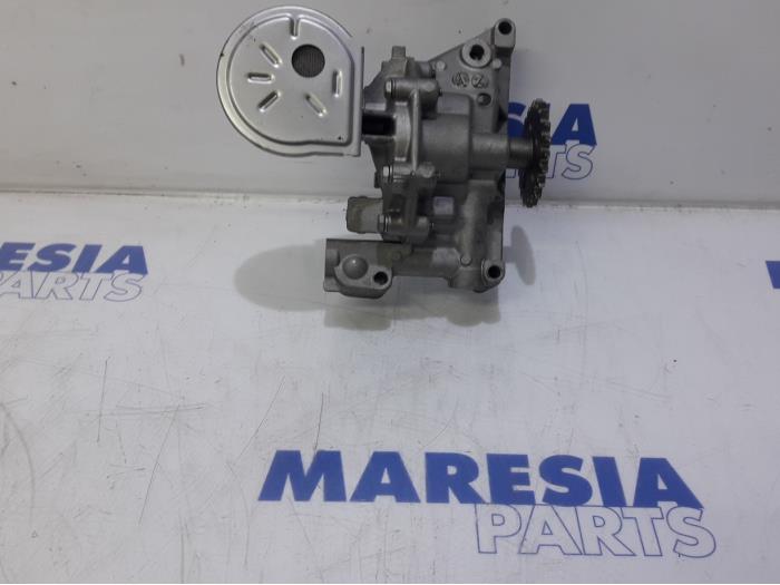 Używane Pompa oleju Peugeot 307 Cena € 50,00 Procedura marży oferowane przez Maresia Parts