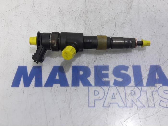 Injector (diesel) from a Peugeot Partner (GC/GF/GG/GJ/GK) 1.6 HDI 90 2011
