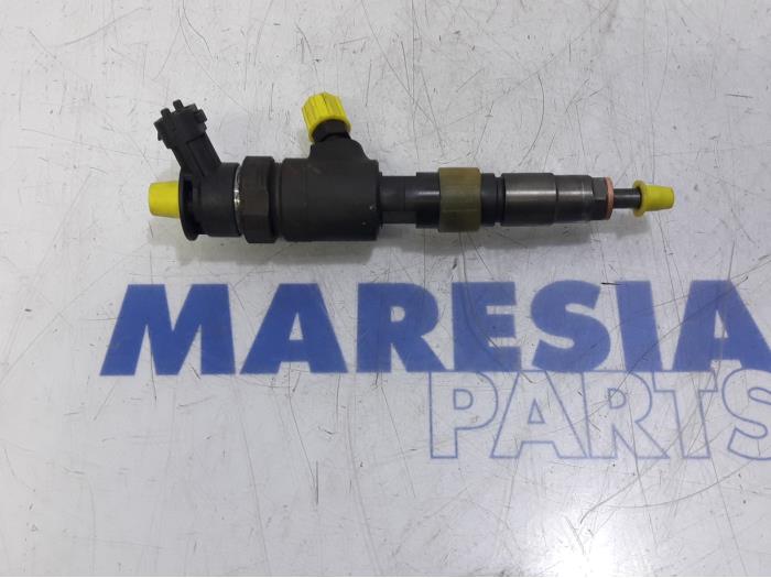 Injector (diesel) from a Peugeot Partner (GC/GF/GG/GJ/GK) 1.6 HDI 90 2011