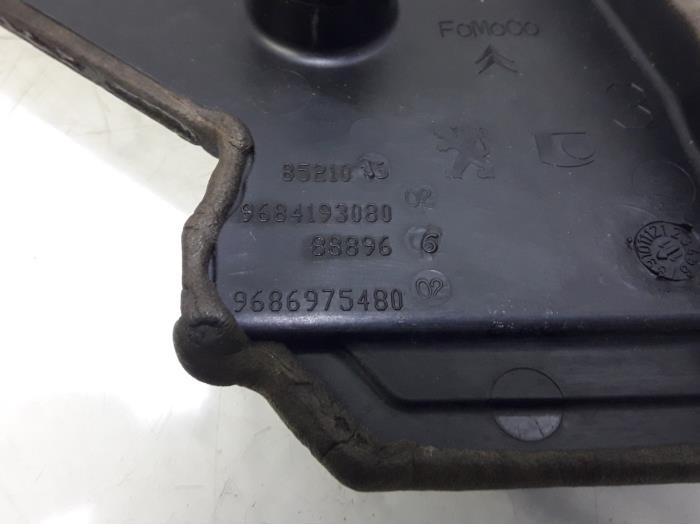 Timing cover from a Peugeot Partner (GC/GF/GG/GJ/GK) 1.6 HDI 90 2011