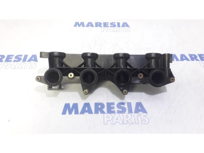 Używane Kolektor dolotowy Renault Master II (FD/HD) 2.5 dCi 16V Cena € 36,30 Z VAT oferowane przez Maresia Parts
