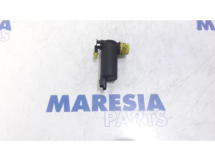 Windscreen washer pump from a Peugeot 508 (8D) 1.6 HDiF 16V 2012
