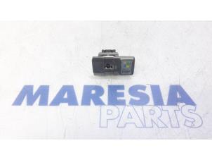 Usagé Connexion USB Fiat 500 (312) 1.4 16V Prix € 25,00 Règlement à la marge proposé par Maresia Parts