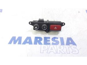 Używane Przelacznik Alfa Romeo Brera (939) 2.2 JTS 16V Cena € 15,00 Procedura marży oferowane przez Maresia Parts