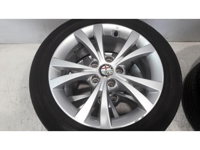 Set of sports wheels from a Alfa Romeo Giulietta (940) 1.4 TB 16V 2011