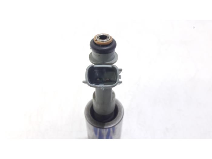 Injector (petrol injection) from a Peugeot 107 1.0 12V 2009