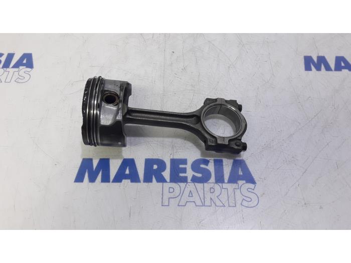 Usagé Piston Alfa Romeo Brera (939) 2.2 JTS 16V Prix € 131,25 Règlement à la marge proposé par Maresia Parts