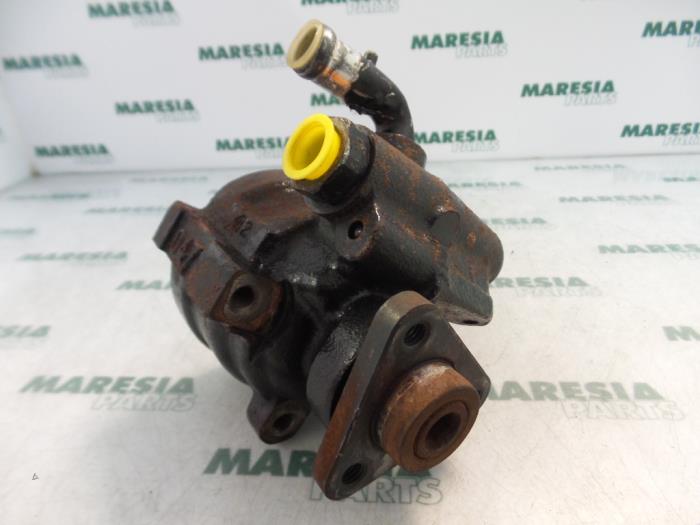 Usagé Pompe de direction Alfa Romeo 156 (932) 1.9 JTD Prix € 65,00 Règlement à la marge proposé par Maresia Parts