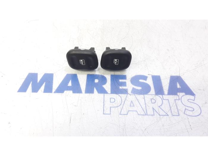 Usados Interruptor combinado de ventanillas Fiat Panda (312) 0.9 TwinAir 60 Precio € 40,00 Norma de margen ofrecido por Maresia Parts