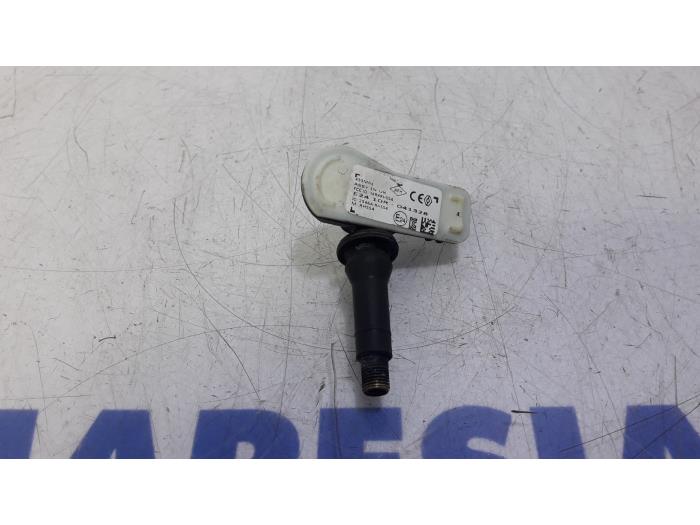 Tyre pressure sensor from a Renault Clio IV Estate/Grandtour (7R) 1.5 Energy dCi 90 FAP 2014