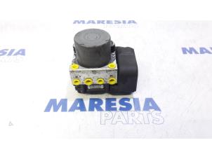 Używane Pompa ABS Peugeot 308 (4A/C) 1.6 HDiF 16V Cena € 157,50 Procedura marży oferowane przez Maresia Parts