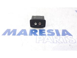 Used AUX / USB connection Renault Scénic III (JZ) 1.5 dCi 110 Price € 25,00 Margin scheme offered by Maresia Parts
