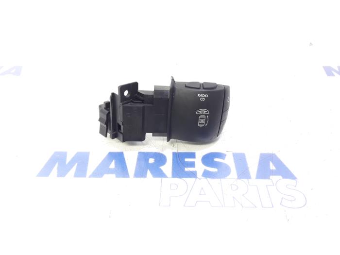 Steering wheel mounted radio control from a Renault Scénic III (JZ) 1.5 dCi 110 2012
