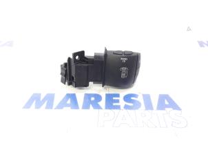 Used Steering wheel mounted radio control Renault Scénic III (JZ) 1.5 dCi 110 Price € 25,00 Margin scheme offered by Maresia Parts