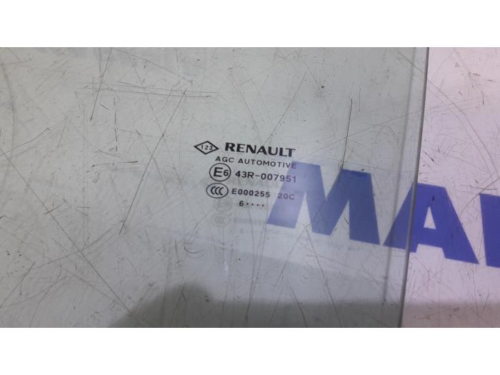 Vitre portière 4portes arrière gauche d'un Renault Megane IV Estate (RFBK) 1.5 Energy dCi 110 2016