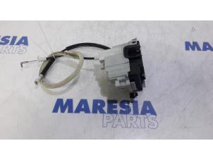 Used Front door lock mechanism 4-door, right Fiat Bravo (198A) 1.4 16V Price € 35,00 Margin scheme offered by Maresia Parts