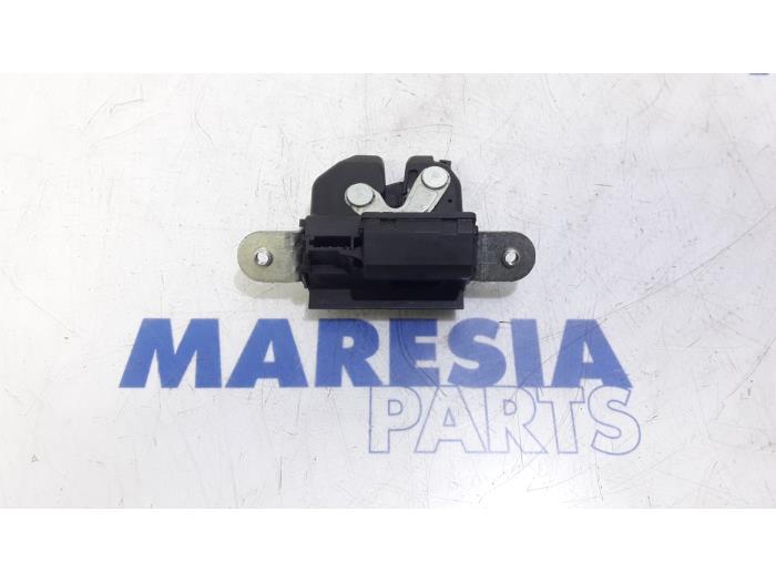 Tailgate lock mechanism from a Fiat Bravo (198A) 1.4 16V 2008