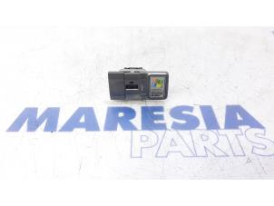 Gebrauchte AUX / USB-Anschluss Fiat Bravo (198A) 1.4 16V Preis € 25,00 Margenregelung angeboten von Maresia Parts