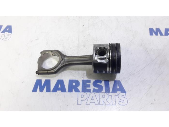 Usados Pistón Peugeot 308 SW (L4/L9/LC/LJ/LR) 1.6 BlueHDi 115 Precio € 70,00 Norma de margen ofrecido por Maresia Parts