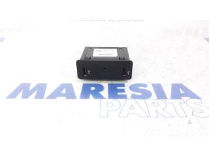 Used AUX / USB connection Renault Megane IV Estate (RFBK) 1.5 Energy dCi 110 Price € 35,00 Margin scheme offered by Maresia Parts