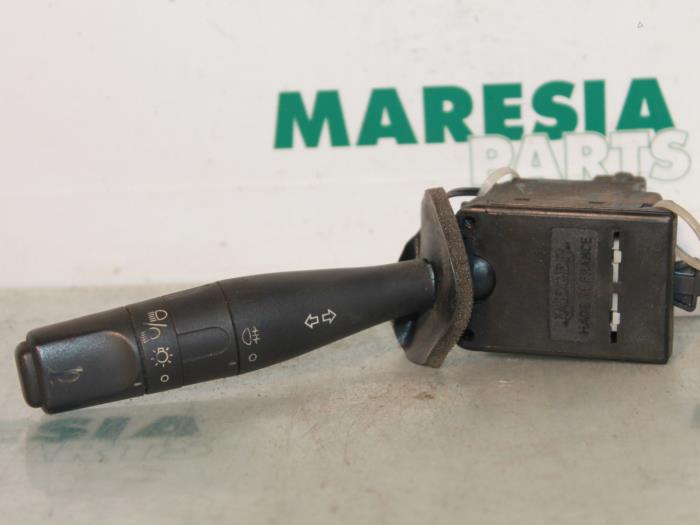 Używane Przelacznik kierunkowskazu Citroen Jumpy (BS/BT/BY/BZ) 2.0 HDi 90 Cena € 25,00 Procedura marży oferowane przez Maresia Parts