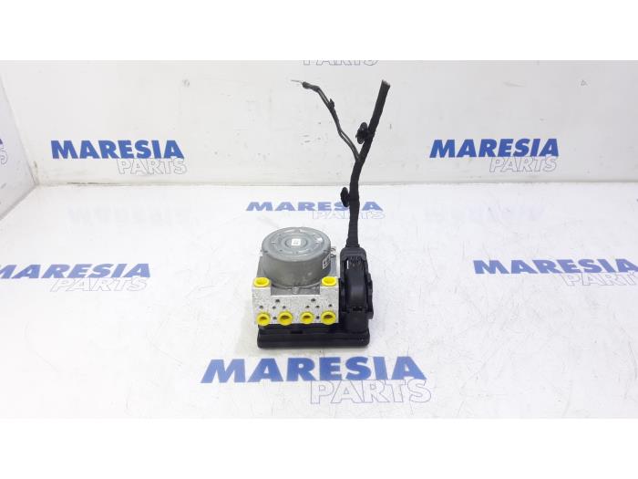 Używane Pompa ABS Renault Megane IV Estate (RFBK) 1.5 Energy dCi 110 Cena € 262,50 Procedura marży oferowane przez Maresia Parts