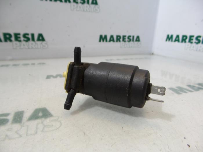 Używane Pompa spryskiwacza przód Fiat Punto II (188) 1.2 60 S 3-Drs. Cena € 10,00 Procedura marży oferowane przez Maresia Parts
