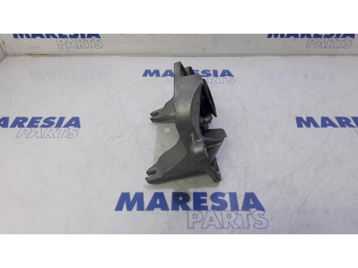 Used Engine mount Renault Megane IV Estate (RFBK) 1.2 Energy TCE 130 Price € 75,00 Margin scheme offered by Maresia Parts